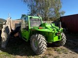 un tracteur vert garé dans la terre