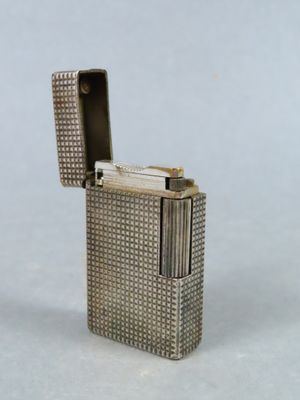 étui à cigarettes en métal argenté, orné d'un motif en forme de losange à l'intérieur
