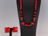 Ensemble collier et boucles d'oreilles en perles rouges et noires