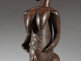 une image représentant une statue en bois d'une femme tenant un bébé dans ses bras