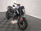 une moto qui est garée dans un garage