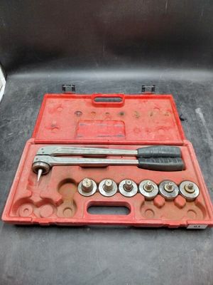 un ensemble d'outils dans un coffret rouge posé sur une surface noire