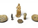 une image représentant un ensemble d'objets en or, comprenant notamment une statue, une figurine et d'autres objets