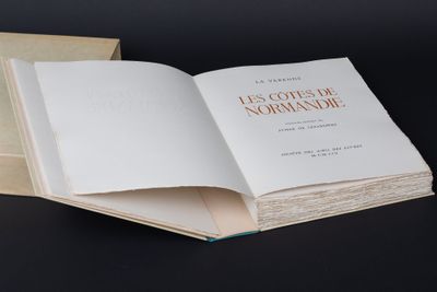 un livre ouvert posé sur une table
