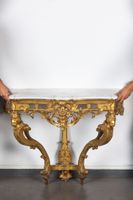 Belle console en bois doré et sculpté, ceinture mouvementée …