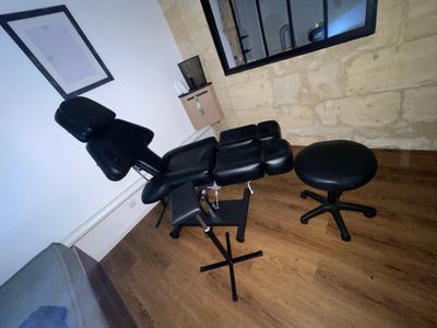 fauteuil de tatoueur et tabouret