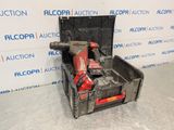 une boîte à outils rouge et noire contenant un outil