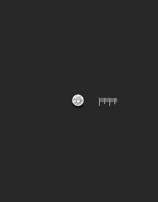 une photo en noir et blanc d'un code-barres sur fond noir