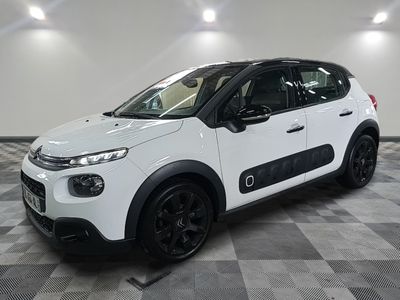 la citrole blanche est garee sur un sol en damier