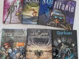 Plusieurs livres sont alignés sur un lit recouvert d'un drap blanc