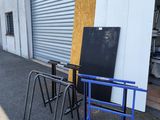 deux chaises et une table devant une porte de garage