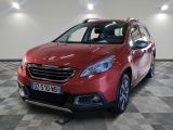 la voiture rouge est garée sur un sol en damier dans le garage