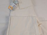 un pantalon blanc posé sur un lit