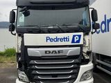 deux camions garés l'un à côté de l'autre dans un parking