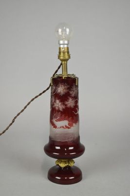 une image représentant une lampe ornée d'un motif rouge et blanc