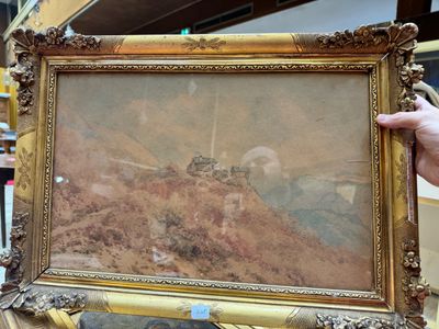 quelqu'un tient une photo d'un tableau dans un cadre doré
