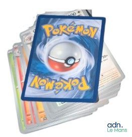 une pile de cartes sur lesquelles figure l'image d'un Pokémon