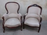 paire de fauteuils rembourrés avec accoudoirs et pieds