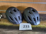 deux casques de vélo posés l'un à côté de l'autre sur une table