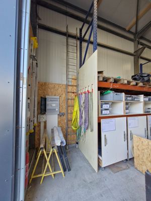 un garage contenant de nombreux rangements et outils