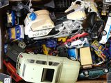 une boîte en carton remplie de petites voitures et d'autres jouets