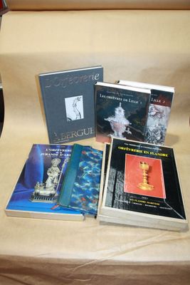 beaucoup de livres posés sur une chaise