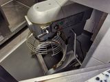 une photo d'une cuisine avec un mixeur et un plan de travail
