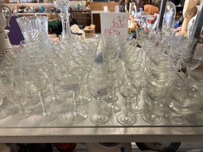 beaucoup de verres à vin vides sur la table