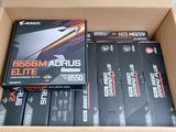 Des cartons contenant du matériel de jeu varié sont empilés les uns sur les autres