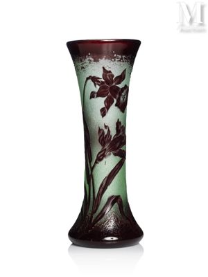 un vase en verre orné d'un motif floral