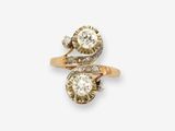 gros plan d'une bague en diamant sur fond blanc