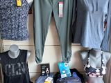 beaucoup de vêtements exposés dans un magasin