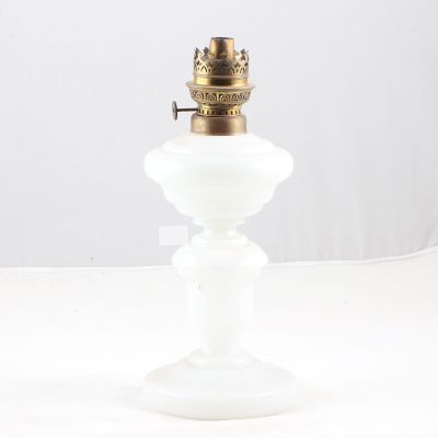 Lampe à pétrole de forme balustre en opaline blanche. H. : 3…