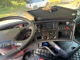un volant et un tableau de bord de camion équipés d'une télécommande