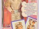 La poupée Barbie est dans sa boîte, prête à être utilisée