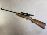 le fusil est posé sur la table, prêt à être utilisé
