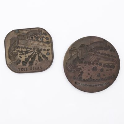 paire de dessous de verre anciens en métal, ornés d'une carte d'une ville et d'un parc