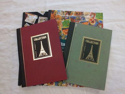 trois livres posés les uns à côté des autres sur un lit