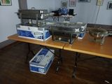 une table sur laquelle se trouvent plusieurs boîtes