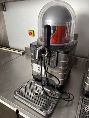 une machine posée sur le comptoir d'une cuisine