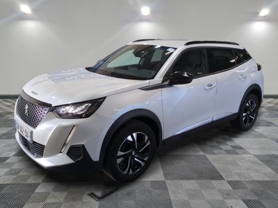 un 4x4 blanc garé dans une pièce au sol en damier