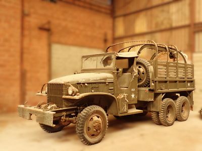 une photo d'une maquette de camion militaire à l'intérieur d'un bâtiment
