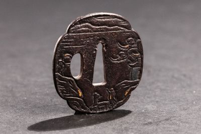 un petit objet métallique orné d'un motif