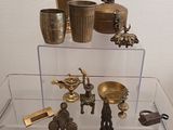 une vitrine en verre contenant de nombreux objets variés