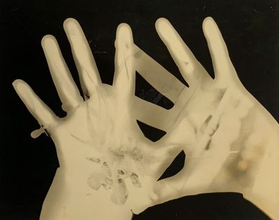 une photo d'une paire de mains couvertes de peinture