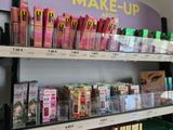 beaucoup de produits de maquillage dans les rayons du magasin