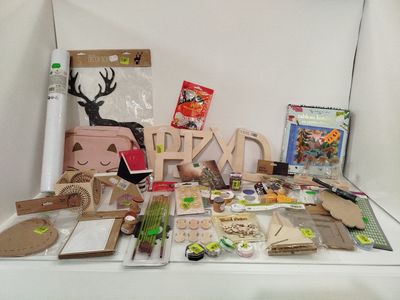 une table sur laquelle sont posés de nombreux matériaux de bricolage