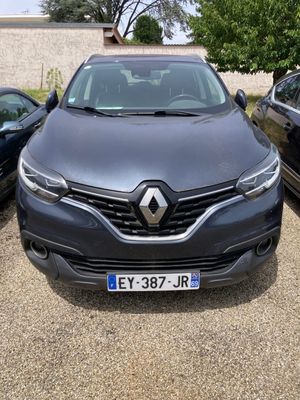 l'avant d'une voiture grise garée sur un parking, à côté d'autres voitures