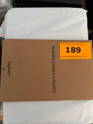 une boîte sur laquelle est posée une étiquette de prix, posée sur une table