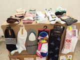 de nombreuses paires de chaussettes sur une palette dans une pièce